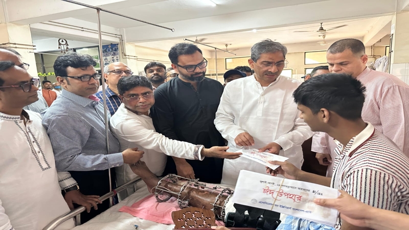 পঙ্গু হাসপাতালে ‘ঈদ উপহার’ বিতরণ করেছে এ্যাব