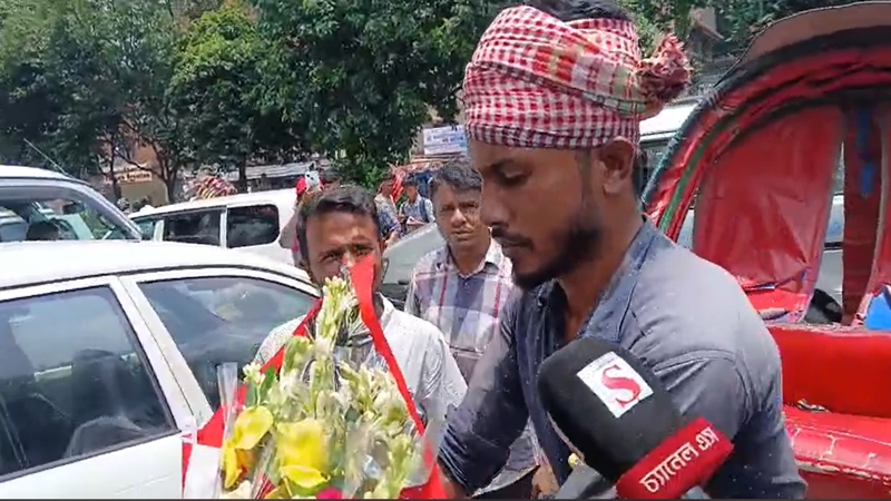 ধানমন্ডি ৩২-এ ফুল দিতে এসে জয় বাংলা, জয় বঙ্গবন্ধু স্লোগান দিলেন রিক্সাচালক