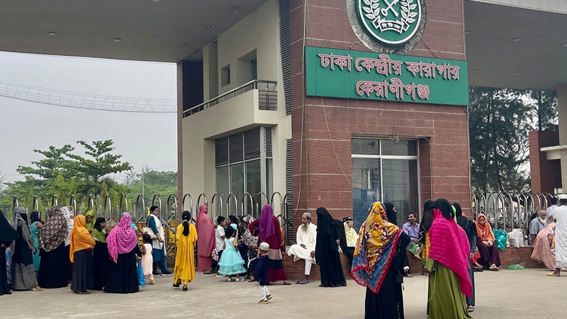 বন্দিদের একনজর দেখতে কারাগারে স্বজনরা, দীর্ঘ লাইন