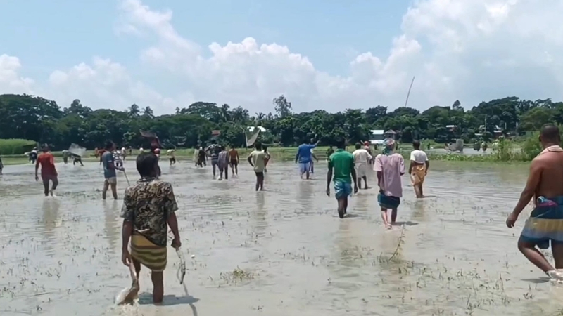করিমগঞ্জে মসজিদের মাইকে ঘোষণা দিয়ে দুপক্ষের সংঘর্ষ, আহত ৩২