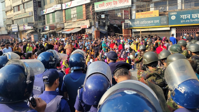 টঙ্গীতে মহাসড়ক অবরোধ করে শ্রমিকদের বিক্ষোভ