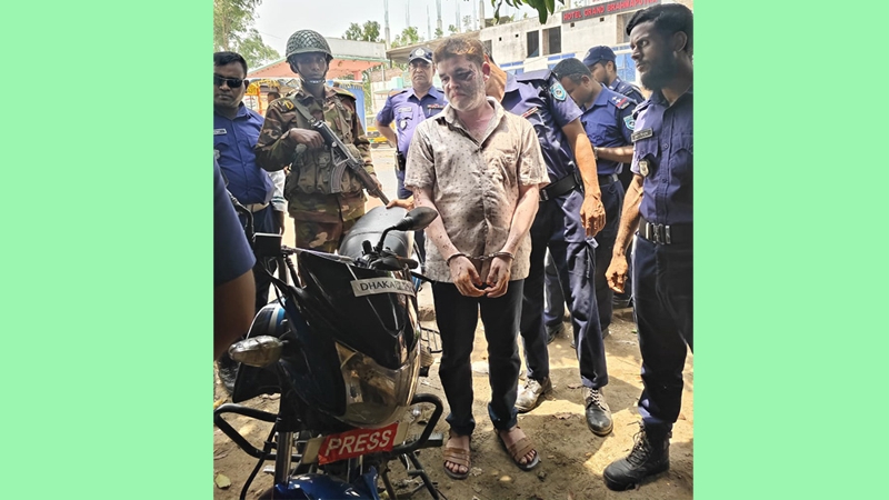 চিলমারীতে মাদক কারবারিকে আটক করেছে সেনাবাহিনী