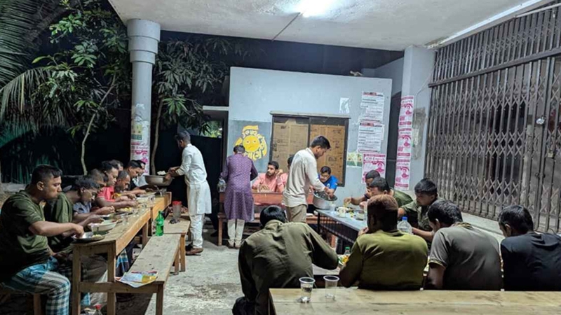 নিরাপত্তা প্রহরীদের নিয়ে গোবিপ্রবি ছাত্রদলের সাহরি