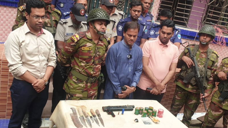 ছাত্রদল নেতার খাটের নিচ থেকে আগ্নেয়াস্ত্র উদ্ধার