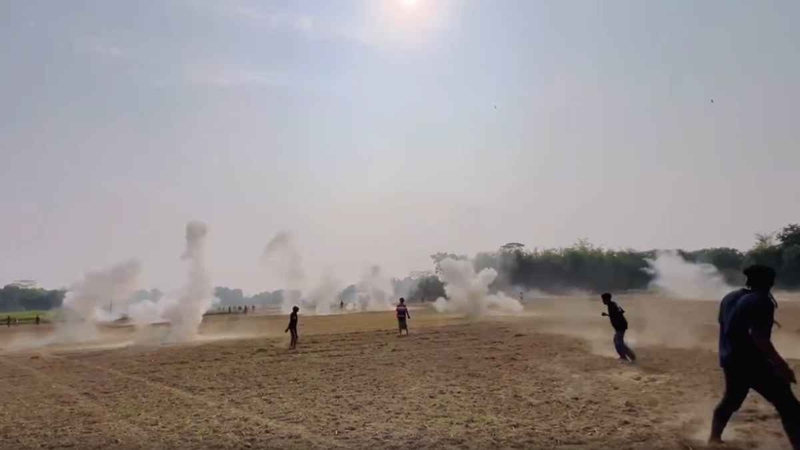 দু’পক্ষের সংঘর্ষ, শতাধিক হাতবোমা বিস্ফোরণ