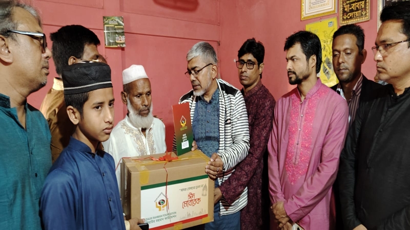 সাত শহীদ পরিবারের মধ্যে ঈদ সামগ্রী বিতরণ