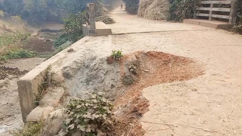 ঠিকাদার পলাতক