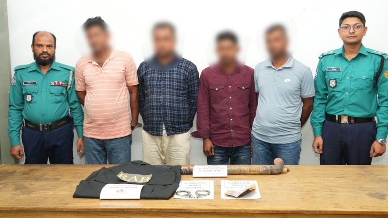 ডাকাত দলের আট সদস্যকে গ্রেপ্তার করেছে নিউমার্কেট থানা পুলিশ