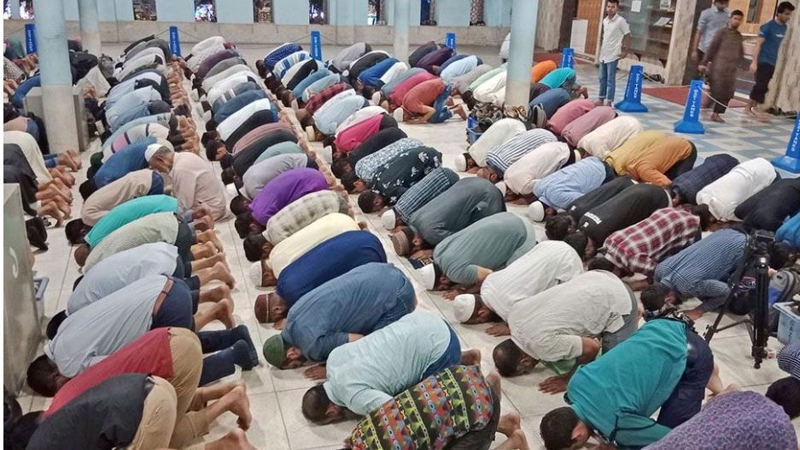 প্রথম তারাবিতে মুসল্লিদের ঢল