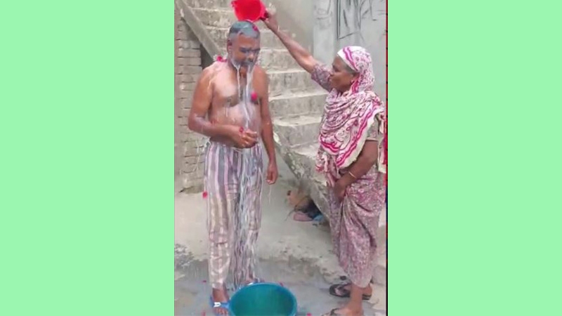 গোলাপের পাপড়ি মেশানো দুধ দিয়ে গোসল করলেন ছাত্রলীগ নেতা
