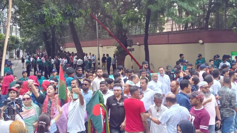 খালেদা জিয়ার অপেক্ষায় ফিরোজার সামনে নেতাকর্মীরা