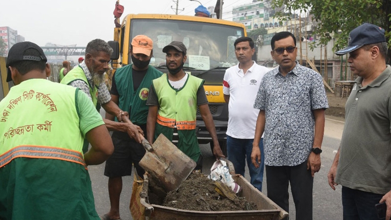 যাত্রাবাড়ী-সাইনবোর্ড মহাসড়কে পরিচ্ছন্নতা অভিযান