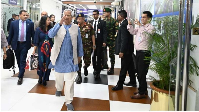 চীন সফর শেষে ফিরেছেন প্রধান উপদেষ্টা