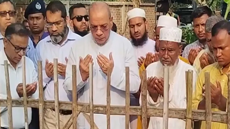 শহীদ আবু সাঈদের কবর জিয়ারত করলেন
