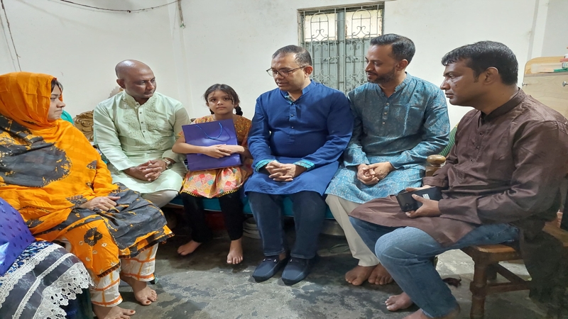 ছাত্রদল নেতা মিলনের পরিবারের খোঁজ নিলেন তারেক রহমান