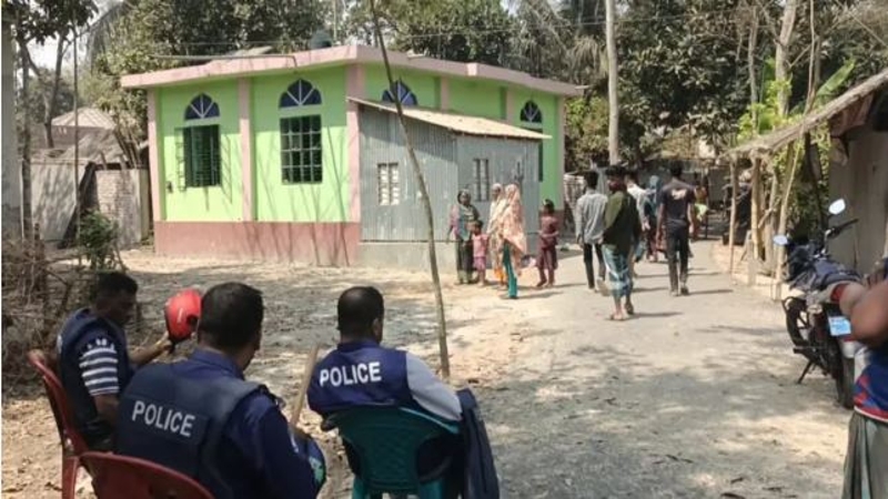তিন খুন: গ্রেপ্তার আতঙ্কে পুরুষ শূন্য গ্রাম
