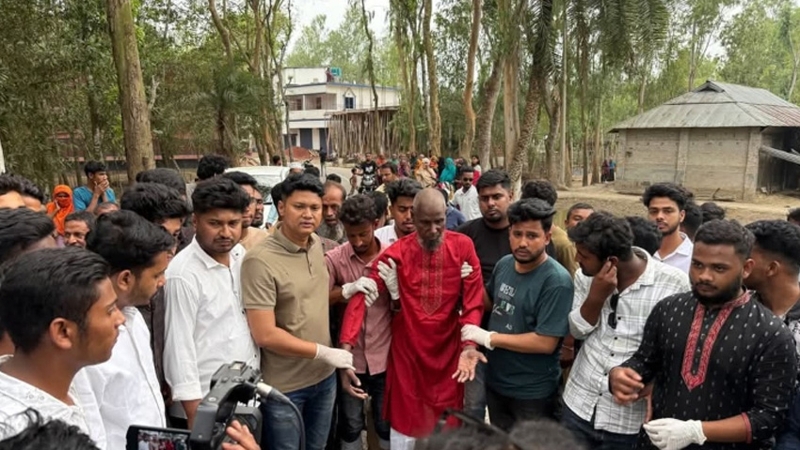 বগুড়ায় মানসিক ভারসাম্যহীন বৃদ্ধের দায়িত্ব নিলো ছাত্রদল