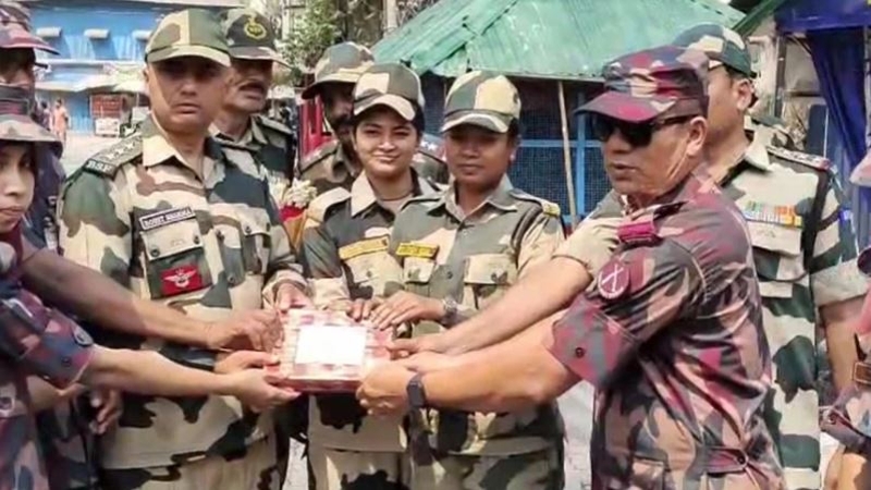 স্বাধীনতা দিবসে হিলি সীমান্তে বিজিবি-বিএসএফের মিষ্টি বিনিময়
