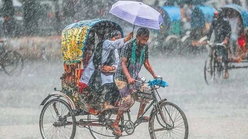 ঢাকায় বৃষ্টি, নদীবন্দরে সতর্ক সংকেত