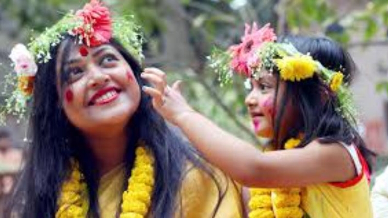 বসন্তবরণে প্রস্তুত বাঙালি