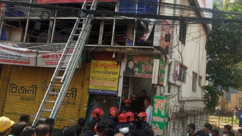 শাহজাদপুরে ভবনে আগুন, চারজনের মৃত্যু