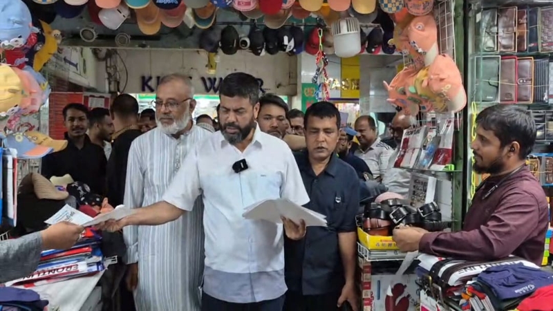 ফিলিস্তিনের পক্ষে বিএনপি নেতা মজনু’র লিফলেট বিতরণ