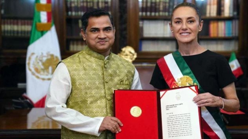 মেক্সিকোর প্রেসিডেন্টকে পরিচয়পত্র পেশ করলেন মুশফিকুল