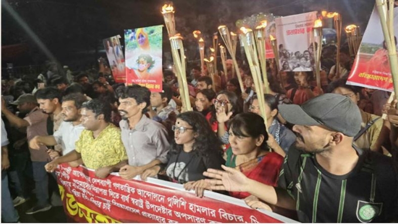স্বরাষ্ট্র উপদেষ্টার অপসারণের দাবিতে ঢাবিতে মশাল মিছিল