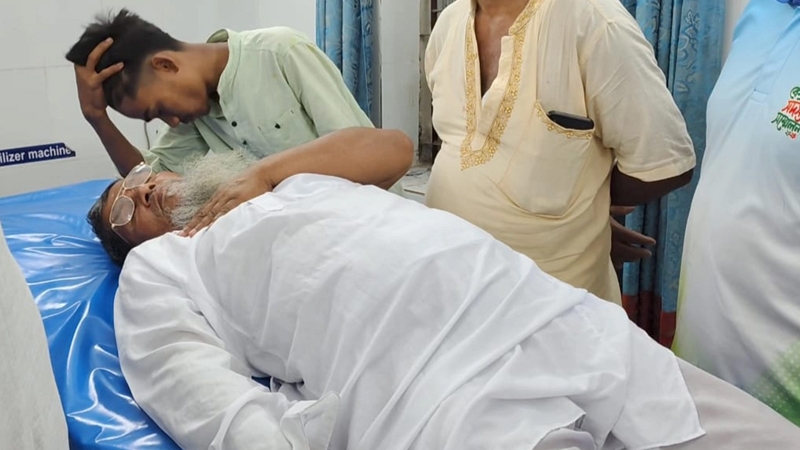 উপদেষ্টা মাহফুজের বাবার ওপর হামলা