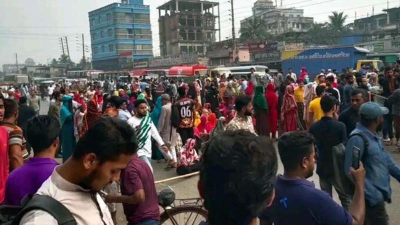 ঢাকা-ময়মনসিংহ মহাসড়কে শ্রমিকদের অবরোধ