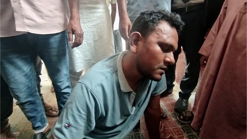 যৌন হয়রানির অভিযোগে শিক্ষককে পুলিশে দিলো জনতা
