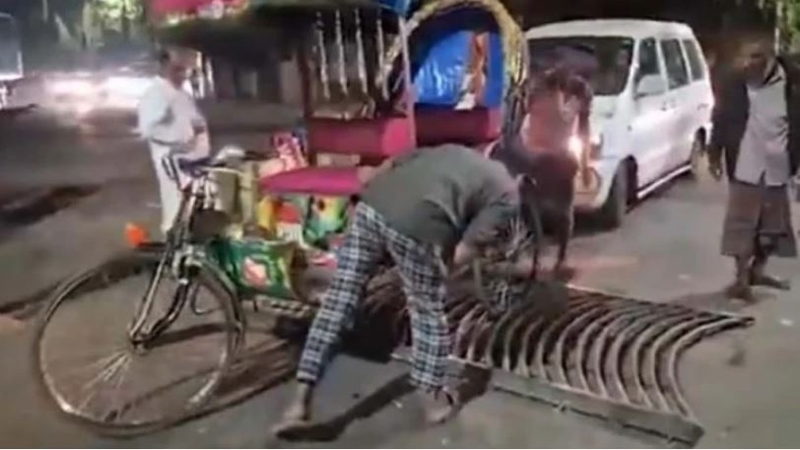 রিকশা ঠেকাতে রাজধানীর রাস্তায় বসছে ট্র্যাপার