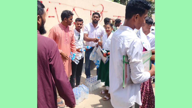 এসএসসি পরীক্ষার্থীদের সুপেয় পানি বিতরনে ছাত্রদল