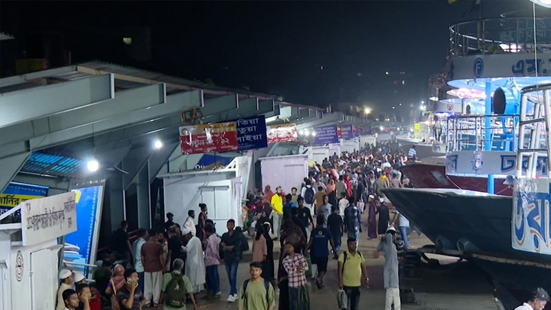 ঈদ শেষে ফিরতি যাত্রায় লঞ্চে ঢাকায় ফিরেছে লাখো মানুষ