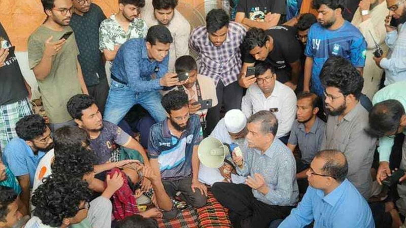 অনশনরত শিক্ষার্থীদের খোঁজ নিতে কুয়েটে শিক্ষা উপদেষ্টা