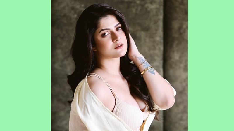 অন্তরঙ্গ দৃশ্যে শ্রাবন্তী, খোলা পিঠে কবিতা