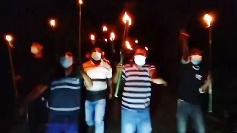 রাতে মশাল মিছিল, সকালে ডিসির কাছে স্মারকলিপি