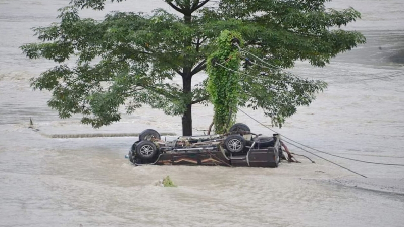 সিকিমে হাজার ফুট নিচে তিস্তায় পর্যটকবাহী গাড়ি : নিহত ১, নিখোঁজ ৮