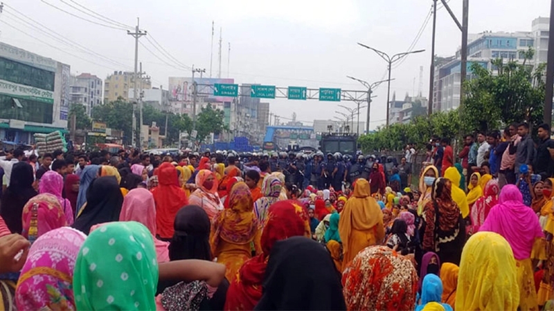 পোশাক শ্রমিকদের ঢাকা-আরিচা মহাসড়ক অবরোধ