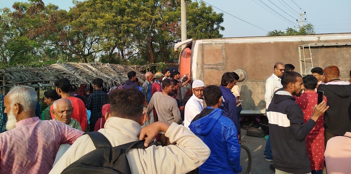 সাতক্ষীরায় বাস-ইজিবাইক সংঘর্ষে কন্ট্রাক্টর নিহত, আহত ১৪