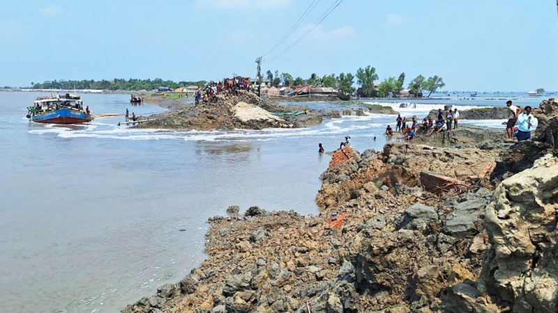 ভেসে গেল উপকূলের ঈদ আনন্দ, পানিবন্দি ১৫ হাজার মানুষ
