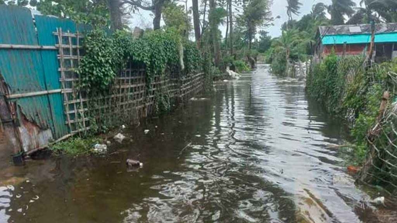 সেন্টমার্টিনে জোয়ারে তলিয়ে গেছে শতাধিক বাড়ি