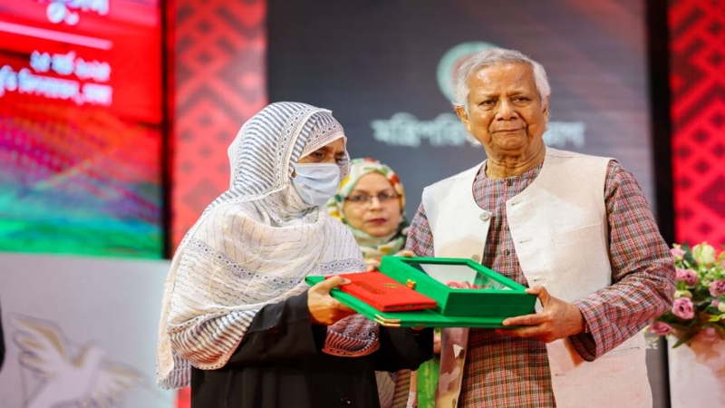 সাত বিশিষ্টজনকে ‘স্বাধীনতা পুরস্কার’ দিলেন প্রধান উপদেষ্টা