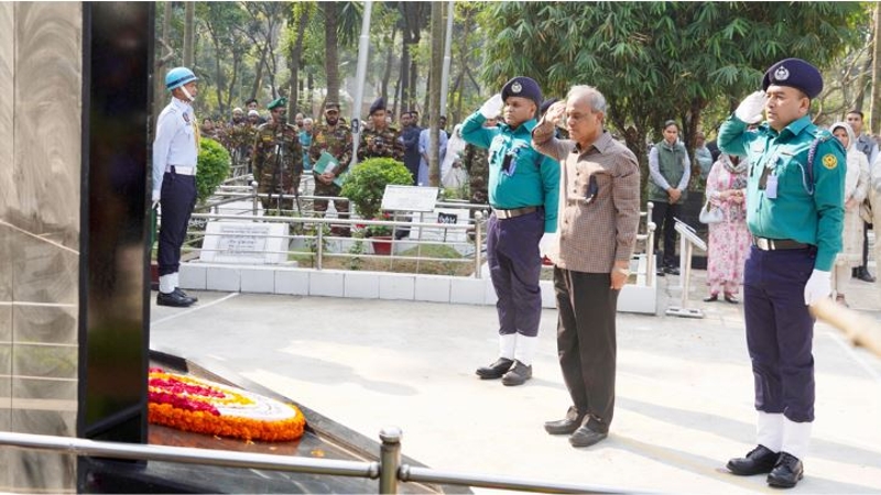বনানী কবরস্থানে স্বরাষ্ট্র উপদেষ্টা ও তিন বাহিনী প্রধানের শ্রদ্ধা