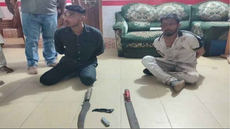 বাড়িতে হামলার অভিযোগে অস্ত্রসহ আটক ২