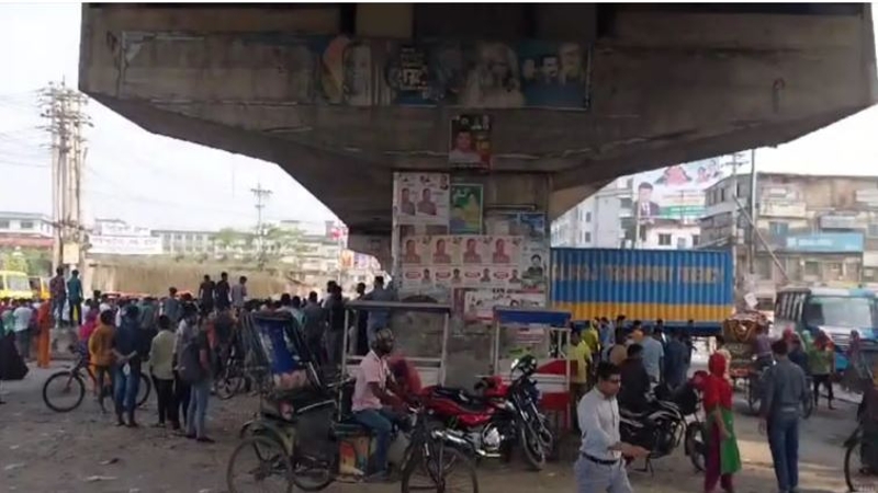 গাজীপুরে শ্রমিকদের বিক্ষোভ, ১২ কারখানায় ছুটি