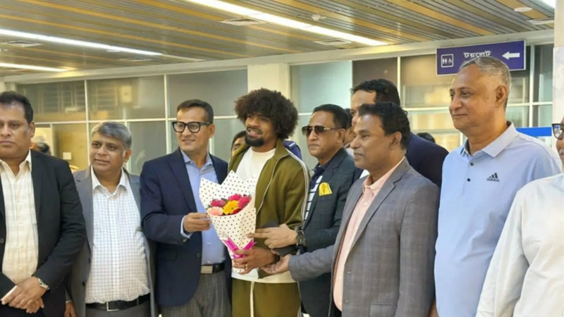বাংলাদেশে পা রাখলেন হামজা চৌধুরী