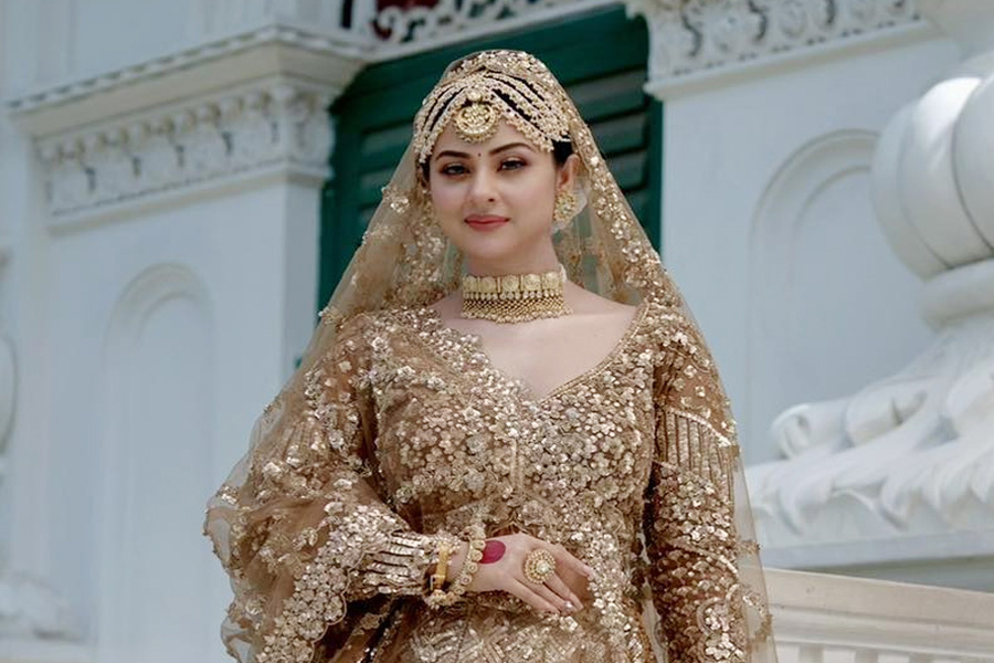 রানির সাজে নজর কাড়লেন শবনম বুবলী