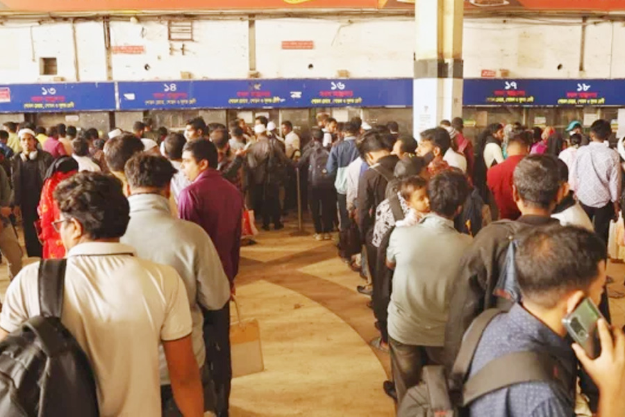 ঘরমুখো মানুষের ঢল, সময়মতো ট্রেন ছাড়ছে কমলাপুরে