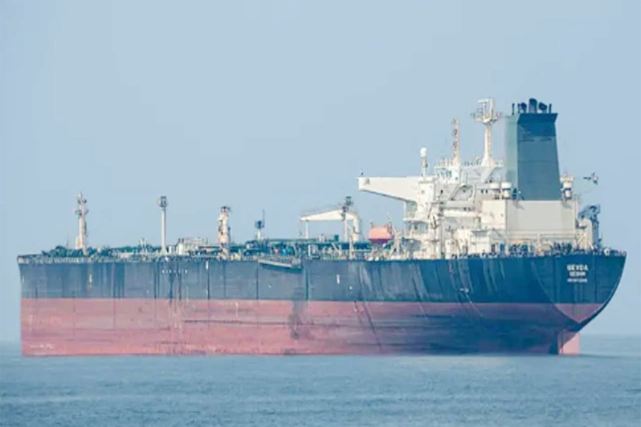 হরমুজ উত্তেজনায় তেল পরিবহন ভাড়া রেকর্ড উচ্চতায়